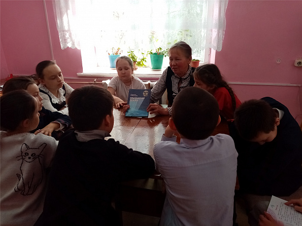 Беседа по книге «Андриан Николаев. Притяжение земли» в Первочурашевской сельской библиотеке